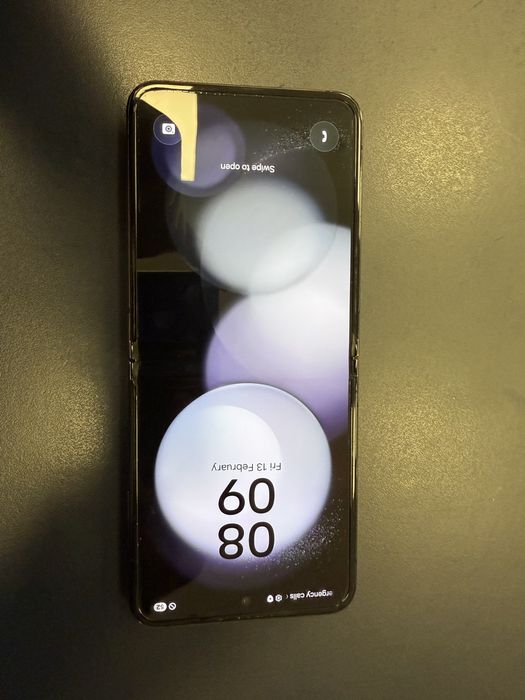 Samsung Z Flip 5 stare aproape noua