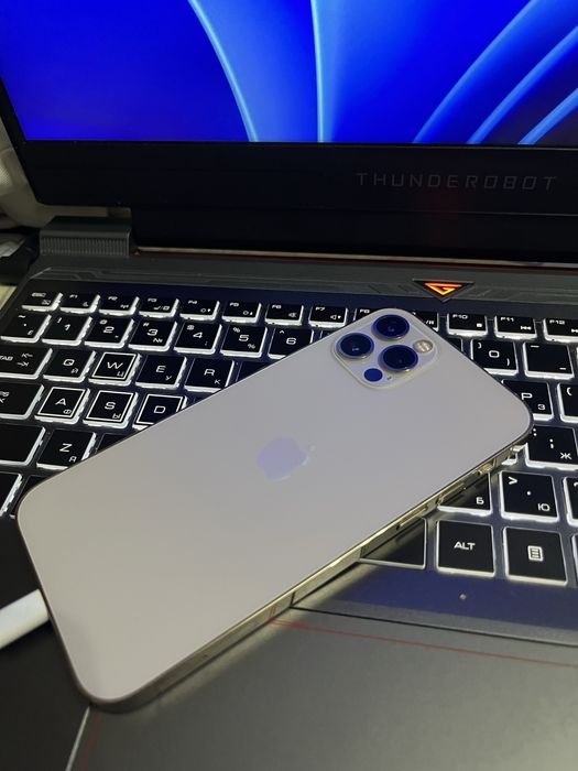 Продаю айфон 12 про