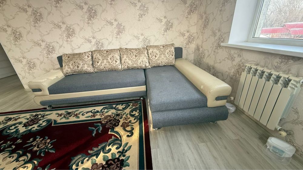 Угловой диван, в среднем состояний