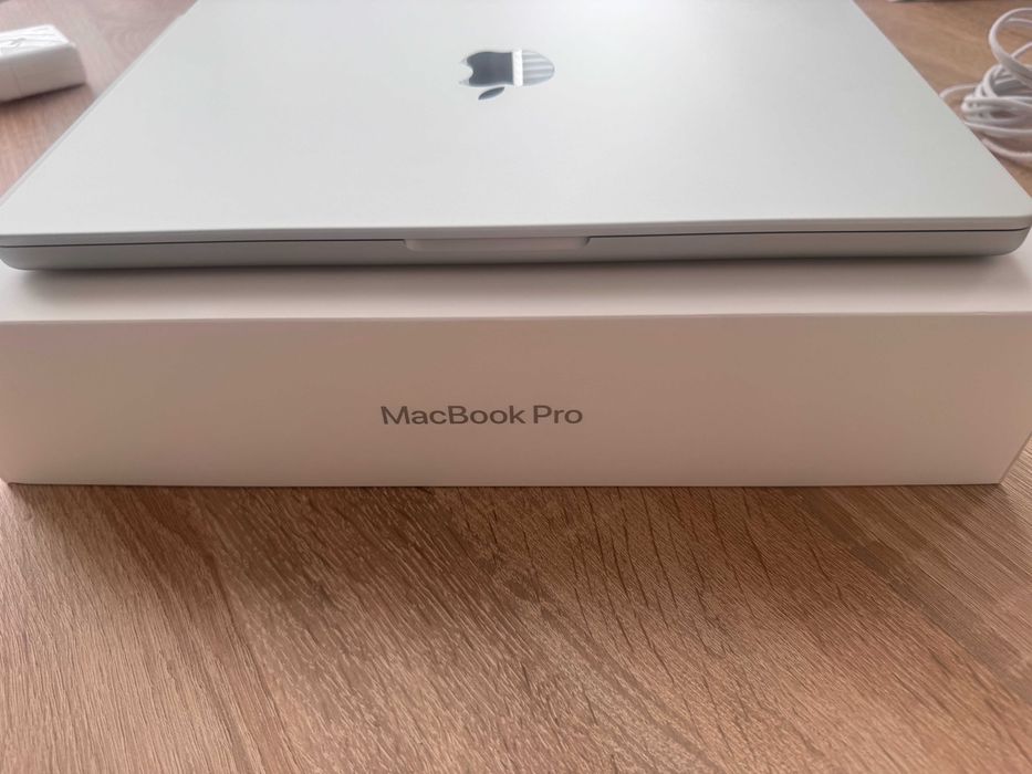 MacBook PRO M4 -Apple M4 Pro чип с 12-ядрен CPU и 16-ядрен GPU