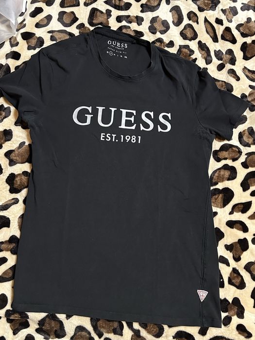Tricou Guess.