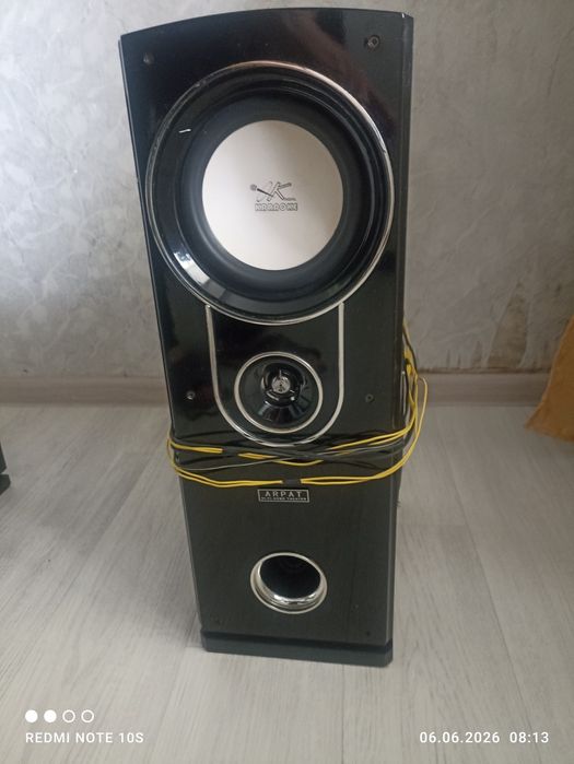 Продам две колонки со встроенным сабвуфером.