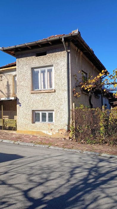 Продавам двуетажна къща в с. Лесидрен – от собственик