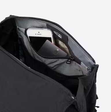 Промазана 10 л раница с джоб за компютър (налична в различни цветове)