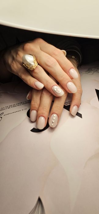 Manichiura construcție, întreținere cu gel sau semi