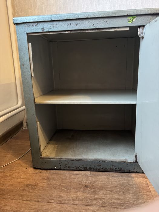 Металлический большой сейф