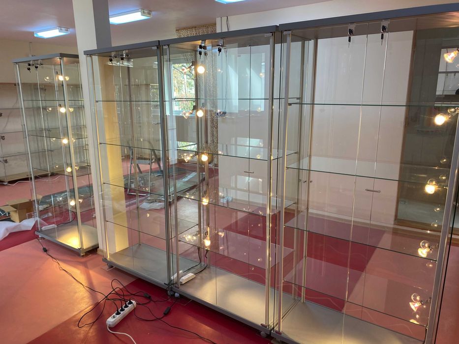 Vitrine machete, sticla sau plexi,cu inchidere si lumini