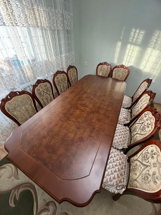 Стол со стульями