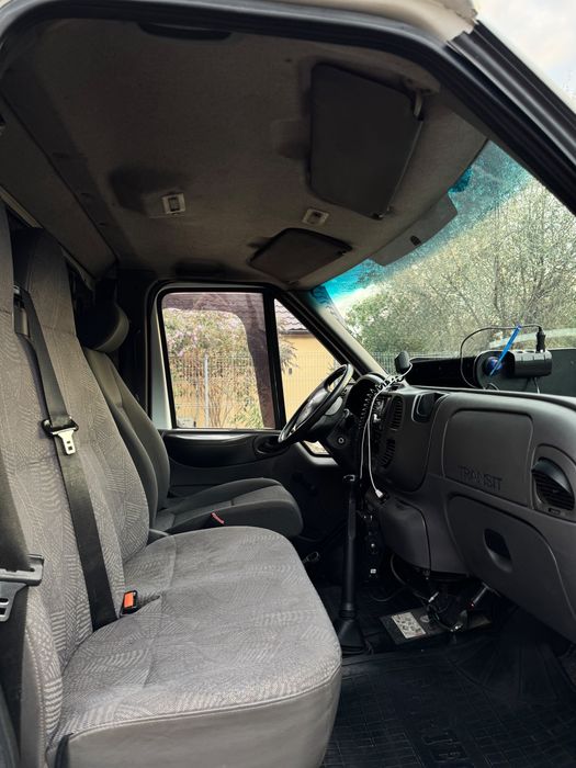 Vând Autoplatformă Ford Transit 2.4 90 CP – Punte dublă, Perne de aer, Cârlig 2.3t – Gata de lucru!