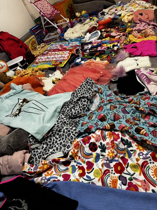 пакеты с детскими игрушками , платья, ботинки, шубы