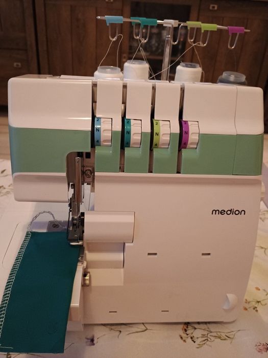 Оверлог шевна машина MEDION MD 19169, 4-конечен, 90W, 1200 об/мин, LED светлина