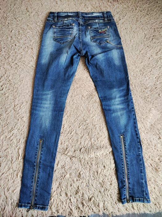 Продам джинсы женские.