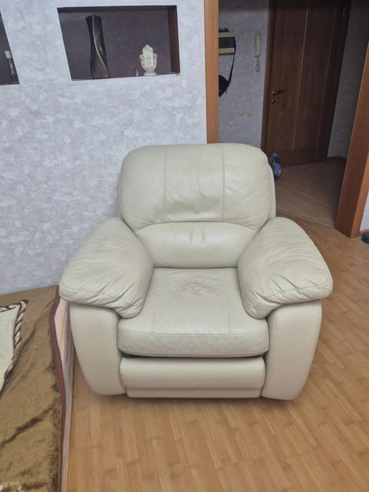 кресло кожаное белое