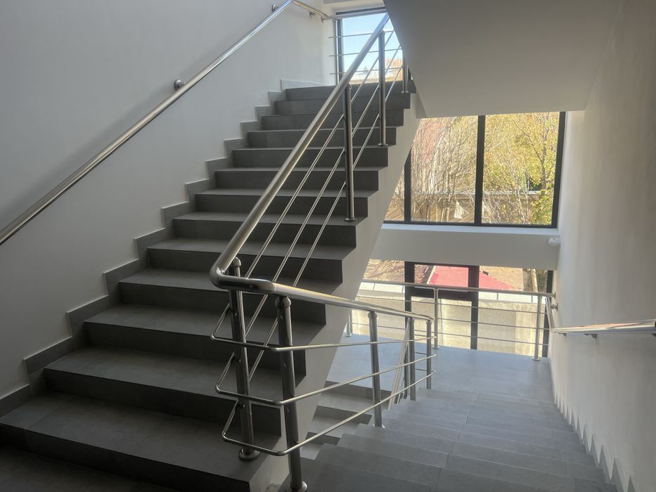 Перила из нержавеющей стали.