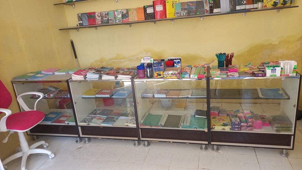 Vitrina mebel sotiladi