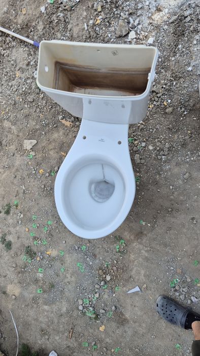 Продам унитаз белый