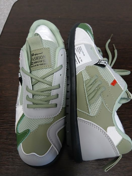 Продам новые кросовки