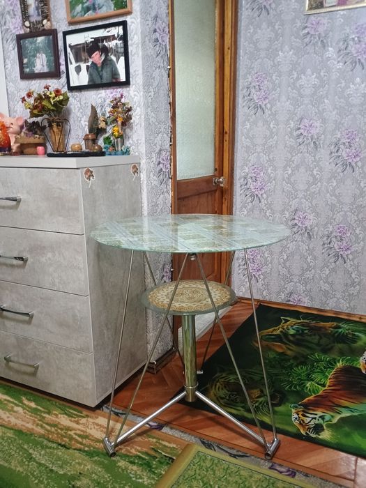 Стеклянный кухонный стол