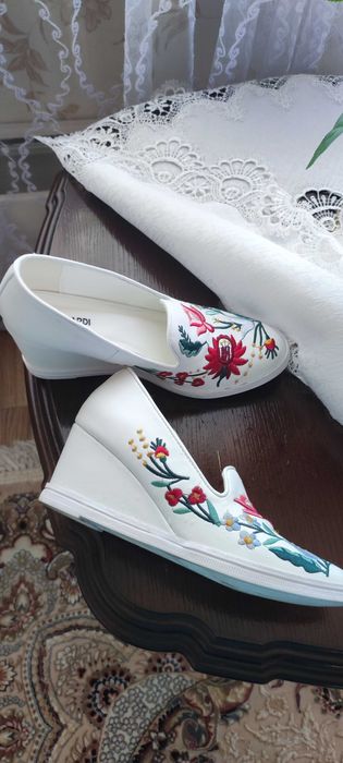 туфли белые, с украшением