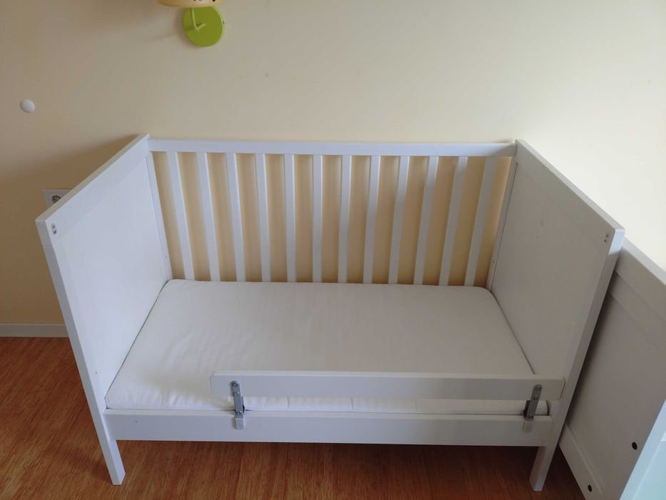 Бебешко креватче и скрин (маса за  повиване) Sundvik - IKEA