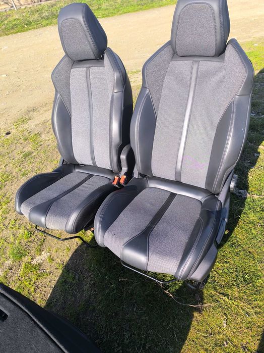 Продавам Седалки за Пежо 3008 2018 г 1.6