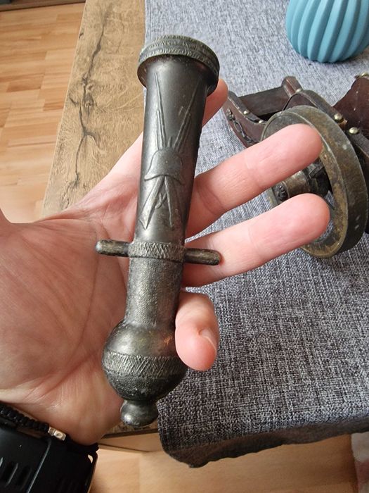 Оръдие от бронз и дърво
