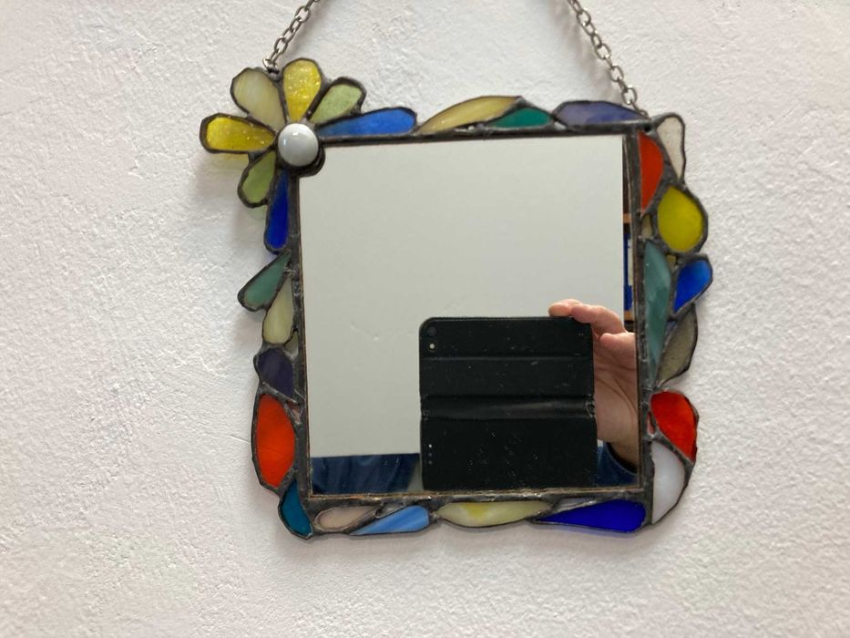 Огледало с витражна рамка.