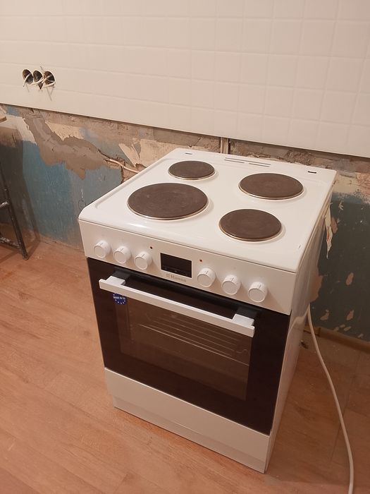 Продам электро плиту   Hansa
