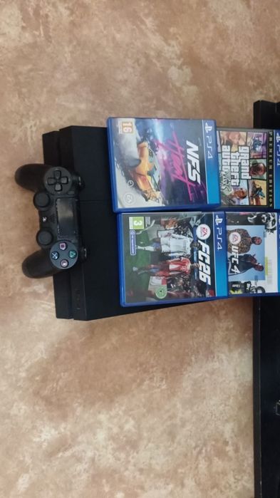 Продам игровую приставку PS4 в хорошем состоянии.
