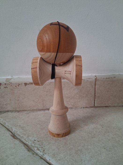 Vând kendama nou nouta mugen musou infinity square cu tot cu cutie