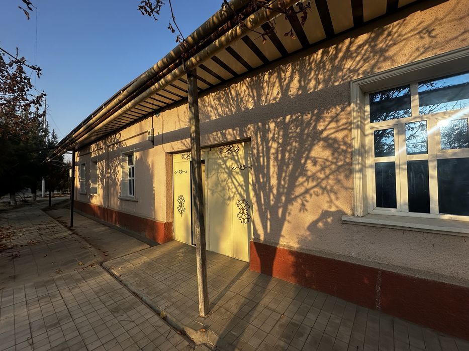 Uy sotiladi,xovli ,holati zur,5 sotok ,narxi kelishiladi