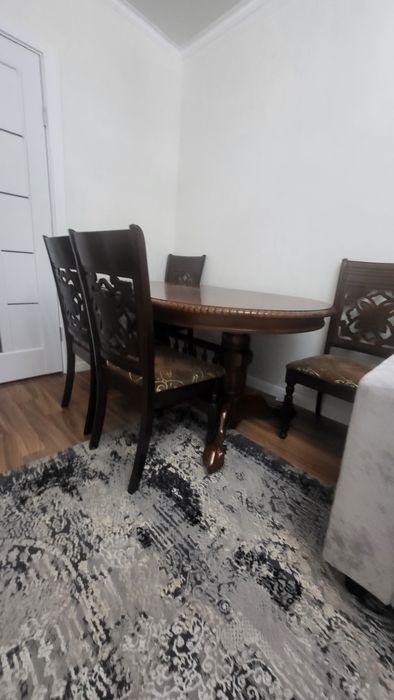 Продам стол со стульями.
