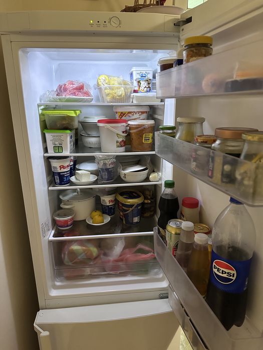 Продавам хладилник с фризер “Самсунг”