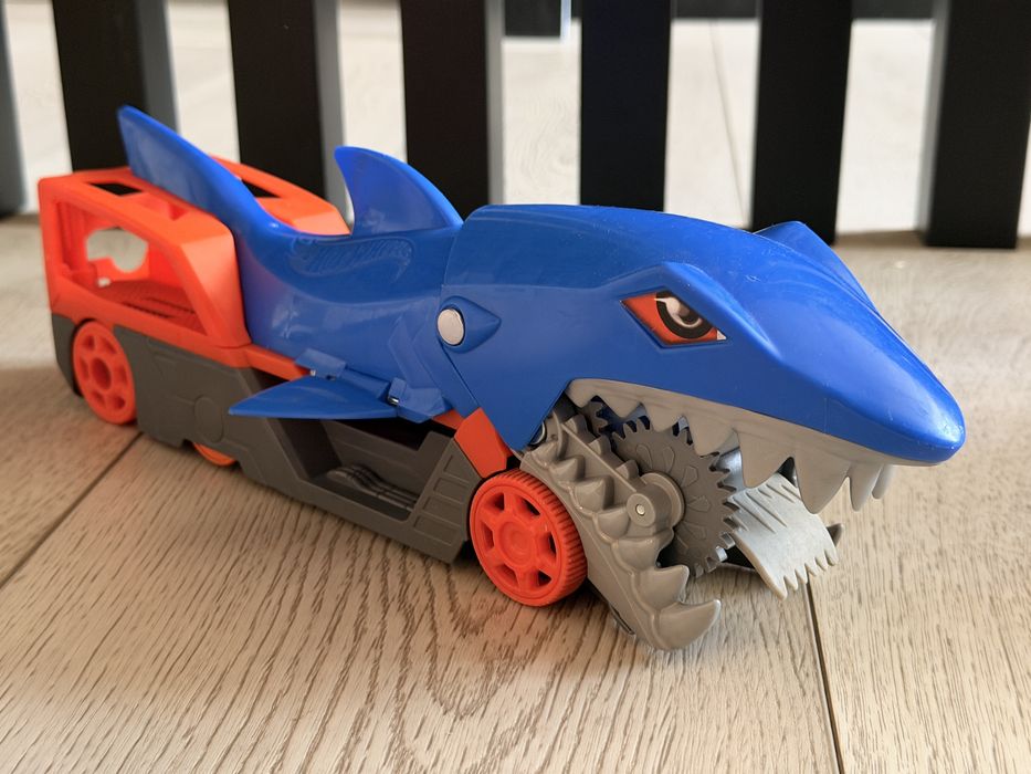 Hot Wheels Shark Chomp Transporter (Акула-Перевозчик