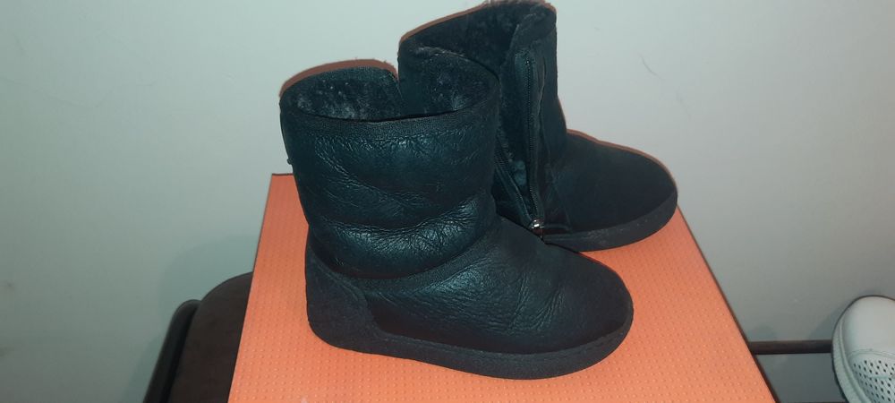 Продается детские угги и дутики на мальчика