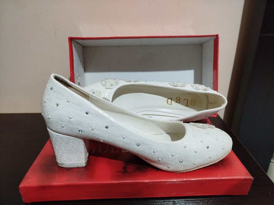 Айоллар туфлиси ок