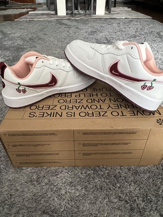 Adidasi modelul nike dunk low valentine’s day