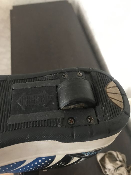 Продаю кроссовки с роликом