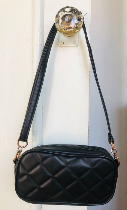 Женские сумочки - желтого и черного цвета.