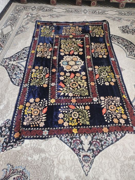 Qadimiy 19 asirga tegiwli suzane va paranji sotiladi