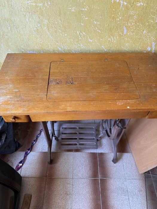 Стара шевна машина с дървена масичка на колелца