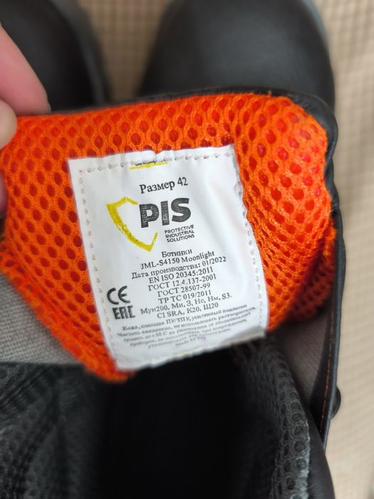 Продам спец ботинки новые размер 42