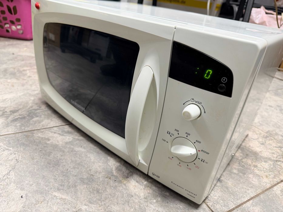 Микровълнова фурна Samsung с грил , 850 W, 23 Литри