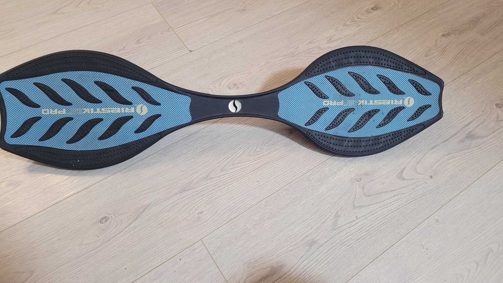 Waveboard : skateboard cu 2 roti.