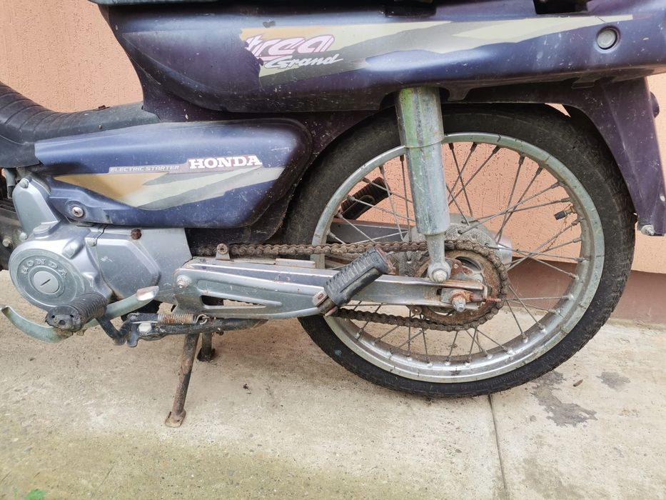 De vânzare Honda motor 4 timpi.Preț 1300lei.