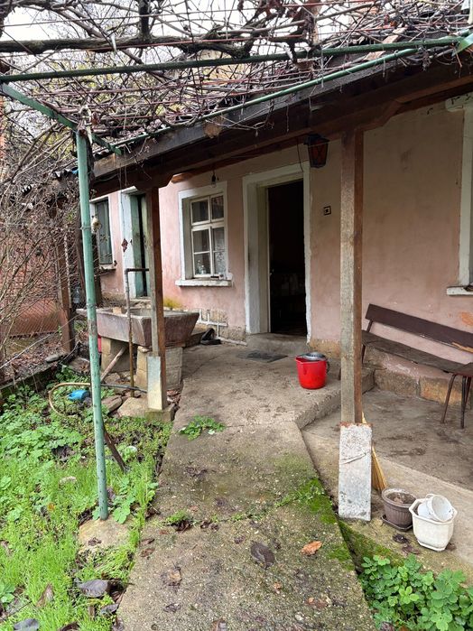 Двуетажна къща с гараж