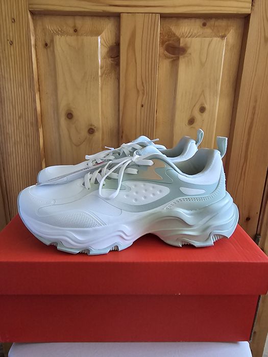 Новые кроссовки Xtep 37р.