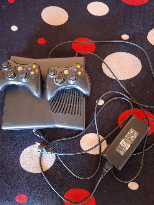 Vând Xbox 360 prețul este 400