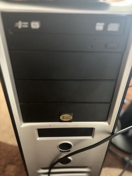 Продавам настолен компютър