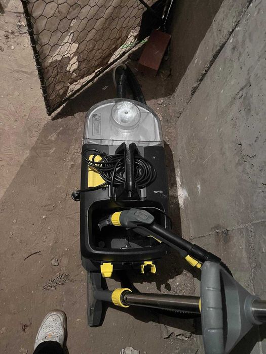 Inchiriez aspirator injectie extractie Puzzi 10/1 Karcher - cu matura